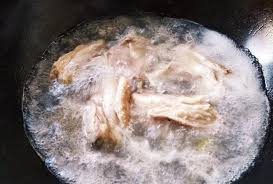 浓白色羊肉汤骨头汤里白色的主要成分是什么